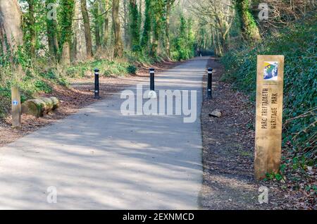 Holywell, Flintshire, Royaume-Uni: 2 mars 2021: Une ancienne ligne de chemin de fer désutilisée a été réutilisée comme un chemin accessible à surface asphaltée. Il est ouvert à Banque D'Images