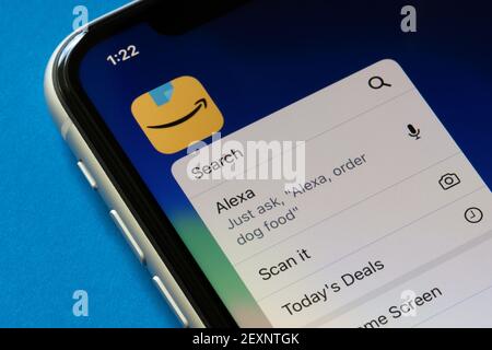 L'icône de l'application Amazon et son menu d'actions rapides sont visibles sur un iPhone, avec des fonctions incluant le service de commande vocale Alexa, le 4 mars 2021. Banque D'Images