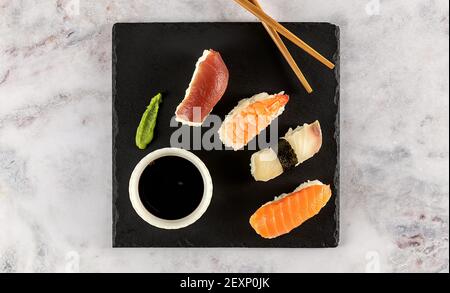 sushi japonais. Nigiri avec thon, saumon, crevettes. Vue de dessus de l'assortiment de sushis. Banque D'Images