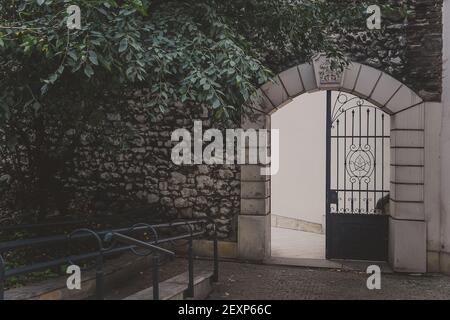 L'entrée d'une fondation de monastère Paulinow na Skalka dans la partie chrétienne du district de Kazimierz à Cracovie, fermée par un réseau de métal rouillé en ar Banque D'Images