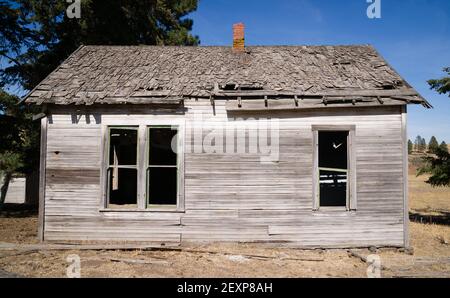 Descendez le bois pourri blanchi de Farm House abandonné Banque D'Images