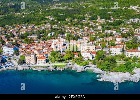 Ville côtière de Lovran en Croatie, vue panoramique aérienne, destination touristique populaire Banque D'Images
