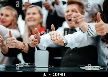 gros plan. image des gens d'affaires montrant le pouce vers le haut Banque D'Images