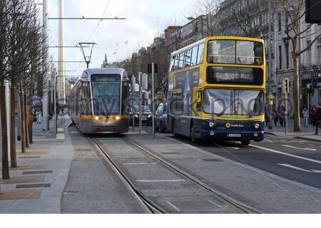 Les trains Luas dans le centre-ville de Dublin, Irlande Banque D'Images