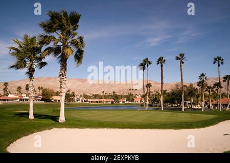 Terrain de golf Sand Bunker Palm Springs vertical Desert Mountains Banque D'Images