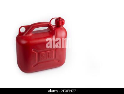 Bidon de gaz en plastique rouge de 5 litres sur un blanc Banque D'Images