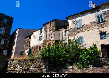 Vue sur les maisons anciennes dans le village de montagne Corse sur un journée ensoleillée en été avec un ciel bleu Banque D'Images