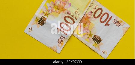 Nouveaux billets israéliens de cent shekels, fond jaune Banque D'Images