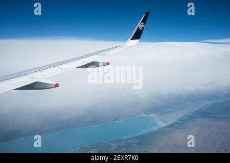 Un vol Air New Zealand survolant le lac Pukaki dans un brouillard épais. Photo prise sur un vol Air NZ entre Auckland et Queenstown. Banque D'Images