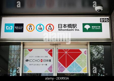 TOKYO, JAPON - 4 mars 2021 : entrée à la station de métro Nihombashi, qui dessert trois lignes, et à la zone de divertissement Iccho dans le centre de Tokyo. Banque D'Images