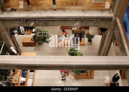 Intérieur de l'Uniqlo Tokyo.Situé à la porte du Marronnier Ginza, dans le centre de Tokyo, il a été conçu par Herzog & de Meuron. Banque D'Images