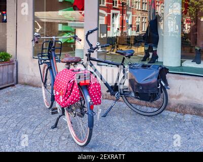 25 septembre 2018 : Bruges, Belgique - vélos avec valises garés dans la rue du centre ville. Banque D'Images