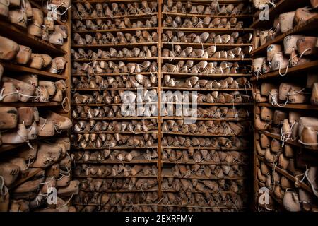 John Lobb, fabricant de chaussures et de bottes sur mesure fabriquées à la main, Mayfair, Londres, Angleterre, Royaume-Uni Banque D'Images