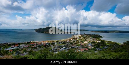 Magnifique paysage scandinave et zones urbaines parmi les îles Banque D'Images