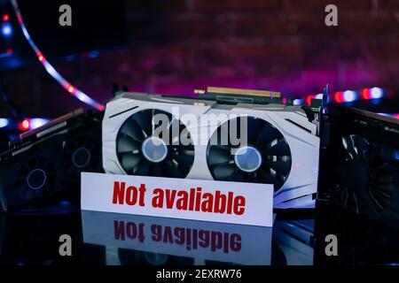 Cartes graphiques de différentes tailles et configurations sur table noire sous lumière néon. Partie de l'ordinateur pour les jeux et l'exploitation minière de crypto-monnaie Banque D'Images