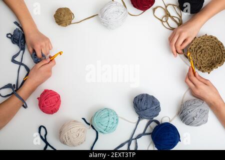 Différentes billes de fils de couleur. Les mains des enfants sont crochetées et la vue sur les fils a gelé ci-dessus avec place pour le texte Banque D'Images