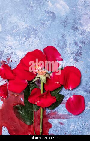 Rose rouge et sang écrasés sur un fond texturé avec espace de copie et espace pour le texte Banque D'Images