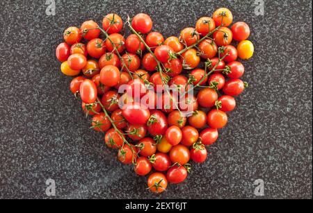 Tomates colorées en forme de coeur Banque D'Images