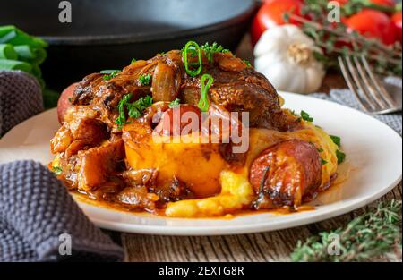 Osso buco avec purée de pommes de terre, sauce et légumes Banque D'Images