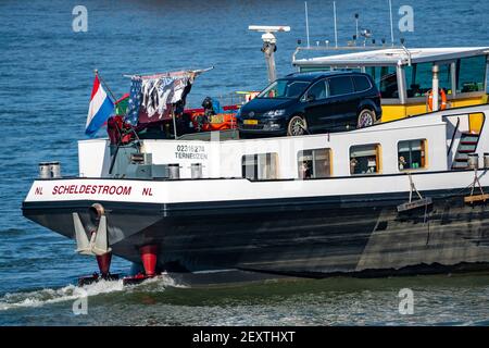 Les navires de cargaison sur le Rhin près de Duisburg, barges des pays-Bas, a sa voiture à bord, séchage de linge sur un cheval de vêtements, aire de jeux pour enfants, D Banque D'Images