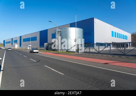 Nouvelle construction d'une salle logistique à Duisburg-Wanheim, appartient au site Logport 2, réservoir d'eau d'extinction, encore inutilisé, site logistique moderne Banque D'Images