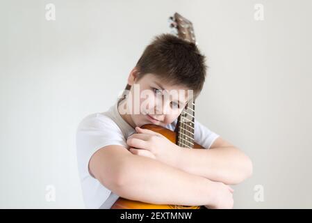 Teenage Boy joue une guitare acoustique Banque D'Images