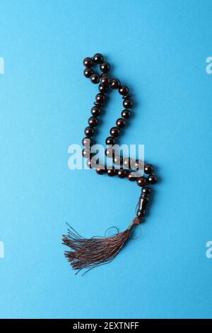 Perles de rosaire ou de prière sur fond bleu Banque D'Images