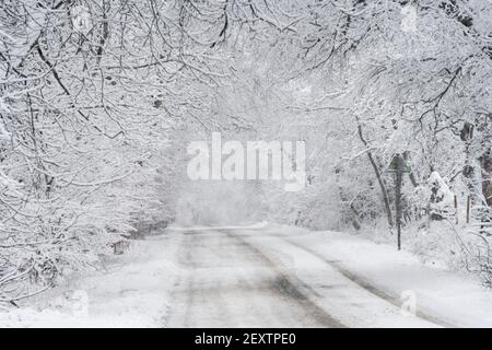 A684 près de Hawes à Wensleydale, dans le North Yorkshire, après une forte chute de neige. Banque D'Images