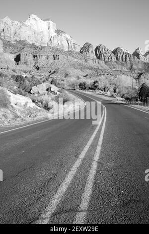 Route Sunrise High Mountain Buttes Zion National Park Desert Southwest Banque D'Images