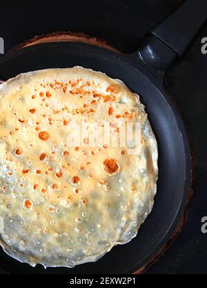 Faites-le faire faire panter avec de délicieuses crêpes fines sur du bois. Crêpes fines faites maison. Banque D'Images