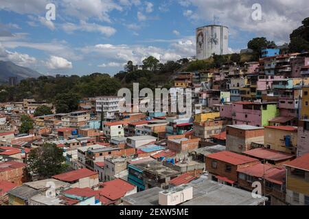 Caracas, Venezuela. 04e mars 2021. Une fresque représentant le président vénézuélien Hugo Chavez peut être vue sur un château d'eau. Le Venezuela a développé un culte de la personnalité autour de feu président et il est commun de trouver des peintures murales de son visage dans la capitale. Le vendredi 5 mars marque le huitième anniversaire de sa mort. Credit: Pedro Ramses Mattey/dpa/Alay Live News Banque D'Images