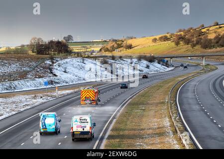 Épandage de sel sur M6 à Shap, Cumbria, Royaume-Uni. Banque D'Images