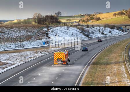 Épandage de sel sur M6 à Shap, Cumbria, Royaume-Uni. Banque D'Images