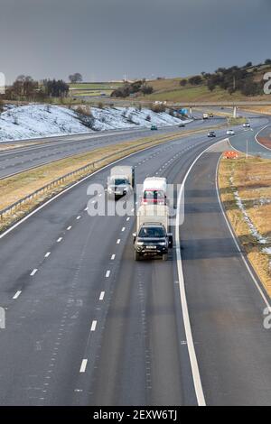 Trafic sur l'autoroute M6 à Shap dans Cumbria lors d'une soirée hivers. Banque D'Images