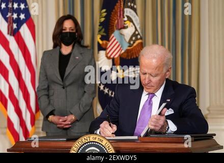 America, 10 janv. 2021:dans cette photo, Joe, ministre américain du prim Biden a montré lors de la signature de certains papiers ( Focus sélectif) Banque D'Images