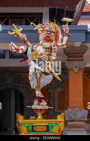 Structure artisanale géante, statue d'Ogoh-ogoh construite pour le défilé de Ngrupuk, qui a lieu même le jour de Nyepi à Ubud, sur l'île de Bali, en Indonésie. A Banque D'Images