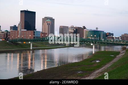 Dayton Ohio Waterfront Downtown City Skyline Miami River Banque D'Images