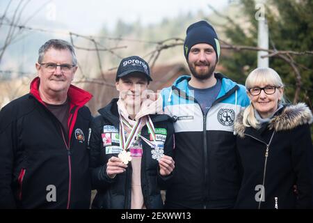 Poljane, Slovénie. 15 février 2021. EMA Klinec pose avec son père Andrej, son frère Gasper et sa mère Vida dans son village natal de Poljane.SLOVENIE EMA Klinec, la championne du monde de saut à ski féminin 2021 et Nika Kriznar, Grand médaillé de bronze de championnat du monde de colline est revenu d'Oberstdorf à leur village d'origine avec des rues pleines de signes montrant le soutien. Crédit : SOPA Images Limited/Alamy Live News Banque D'Images