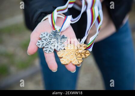 Poljane, Slovénie. 15 février 2021. EMA Klinec montre ses médailles d'Oberstdorf.SLOVENIE EMA Klinec, la championne du monde de saut à ski 2021 pour femmes et Nika Kriznar, grande médaillée de bronze du championnat du monde de colline est revenue d'Oberstdorf à leur village d'origine avec des rues pleines de signes montrant le soutien. Crédit : SOPA Images Limited/Alamy Live News Banque D'Images