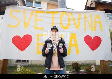 Poljane, Slovénie. 15 février 2021. EMA Klinec pose à côté d'une grande bannière disant "EMA du monde" dans son village natal de Poljane.EMA Klinec, la championne du monde de saut à ski 2021 pour femmes, et Nika Kriznar, grande médaillée de bronze du championnat du monde de colline est revenue d'Oberstdorf à leur village d'origine avec des rues pleines de signes montrant le soutien. Crédit : SOPA Images Limited/Alamy Live News Banque D'Images