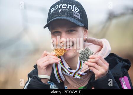 Poljane, Slovénie. 15 février 2021. EMA Klinec pose avec ses médailles dans son village natal de Poljane.Slovenia EMA Klinec, la championne du monde de saut à ski 2021 pour femmes et Nika Kriznar, médaillée de bronze du championnat du monde de grandes collines est revenue d'Oberstdorf à leur village d'origine avec des rues pleines de signes montrant le soutien. Crédit : SOPA Images Limited/Alamy Live News Banque D'Images