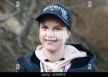 Poljane, Slovénie. 15 février 2021. EMA Klinec posant pour des photos.EMA Klinec, la championne du monde de saut à ski 2021 pour femmes, et Nika Kriznar, grande médaillée de bronze du championnat du monde de colline sont revenus d'Oberstdorf à leur village d'origine avec des rues pleines de signes montrant le soutien. Crédit : SOPA Images Limited/Alamy Live News Banque D'Images