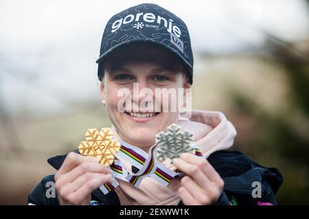 Poljane, Slovénie. 15 février 2021. EMA Klinec pose avec ses médailles dans son village natal de Poljane.Slovenia EMA Klinec, la championne du monde de saut à ski 2021 pour femmes et Nika Kriznar, médaillée de bronze du championnat du monde de grandes collines est revenue d'Oberstdorf à leur village d'origine avec des rues pleines de signes montrant le soutien. Crédit : SOPA Images Limited/Alamy Live News Banque D'Images