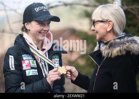 Poljane, Slovénie. 15 février 2021. EMA Klinec et sa mère, Vida, dans son village natal de Poljane.SLOVENIE EMA Klinec, la championne du monde de saut à ski 2021 pour femmes, et Nika Kriznar, médaillée de bronze du championnat du monde de grandes collines, sont revenus d'Oberstdorf à leur village d'origine avec des rues pleines de signes montrant le soutien. Crédit : SOPA Images Limited/Alamy Live News Banque D'Images
