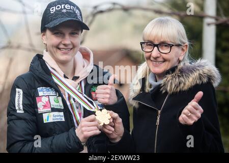 Poljane, Slovénie. 15 février 2021. EMA Klinec et sa mère, Vida, dans son village natal de Poljane.SLOVENIE EMA Klinec, la championne du monde de saut à ski 2021 pour femmes, et Nika Kriznar, médaillée de bronze du championnat du monde de grandes collines, sont revenus d'Oberstdorf à leur village d'origine avec des rues pleines de signes montrant le soutien. Crédit : SOPA Images Limited/Alamy Live News Banque D'Images