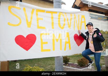 Poljane, Slovénie. 15 février 2021. EMA Klinec pose à côté d'une grande bannière disant "EMA du monde" dans son village natal de Poljane.EMA Klinec, la championne du monde de saut à ski 2021 pour femmes, et Nika Kriznar, grande médaillée de bronze du championnat du monde de colline est revenue d'Oberstdorf à leur village d'origine avec des rues pleines de signes montrant le soutien. Crédit : SOPA Images Limited/Alamy Live News Banque D'Images