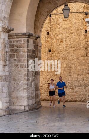 Dubrovnik, Croatie - 22 août 2020 : couple traversant l'arche de calcaire en été Banque D'Images