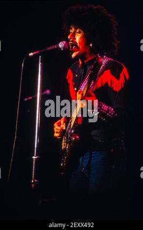 NIJMEGEN, PAYS-BAS - 13 FÉVR. 1981 : le bassiste de Lizzy mince Phil Lynott est sur scène lors d'un concert aux pays-Bas. Banque D'Images