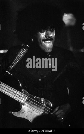 NIJMEGEN, PAYS-BAS - 13 FÉVR. 1981 : le bassiste de Lizzy mince Phil Lynott est sur scène lors d'un concert aux pays-Bas. Banque D'Images