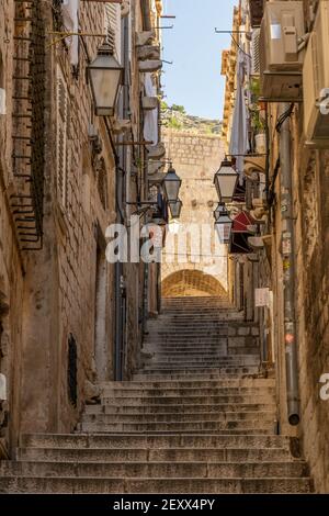 Dubrovnik, Croatie - 22 août 2020 : escaliers en pierre vers la vieille ville le matin de l'été Banque D'Images